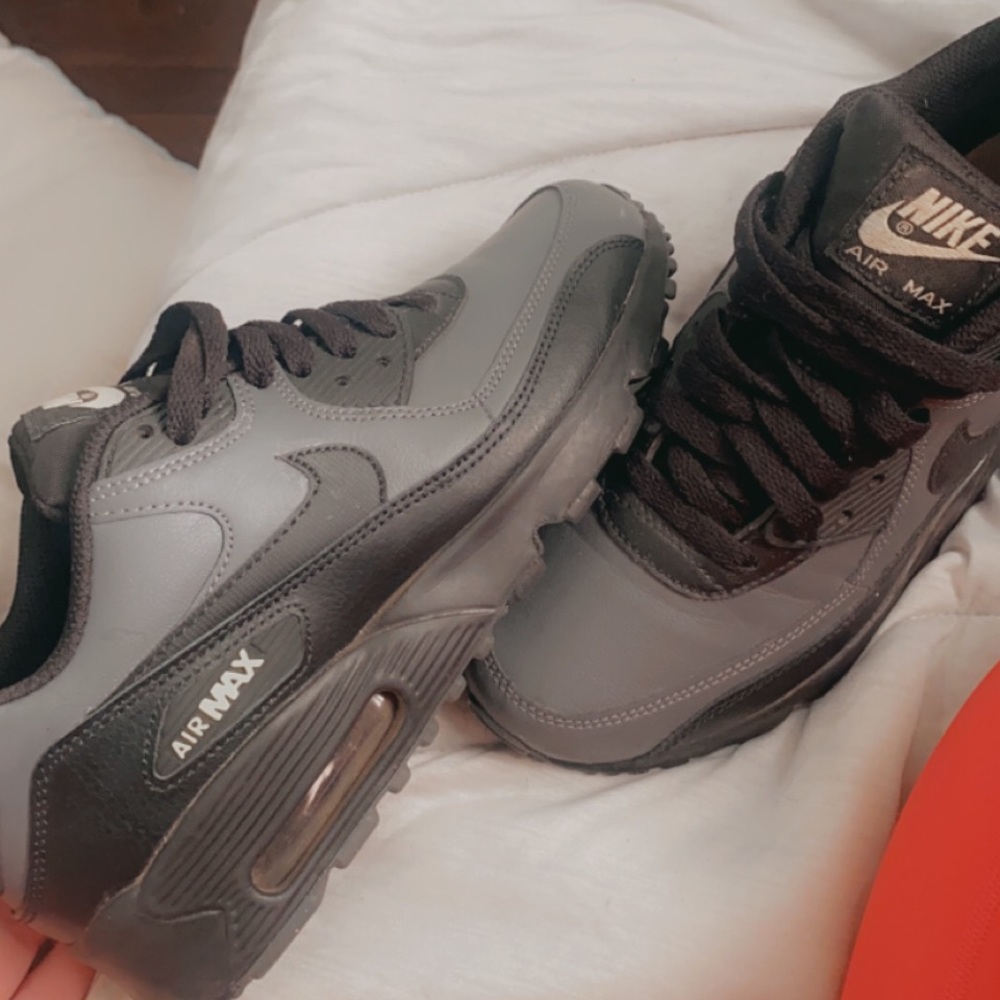 Brand new wore once size 5.5y will also fit 7wo